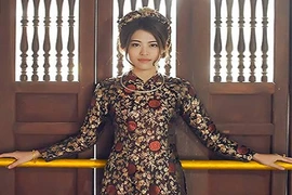 "Cô giáo siêu mẫu" khoe sắc xuân ngọt dịu ở đền Trần