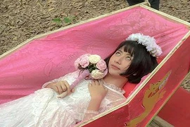 Hot girl Quỳnh Anh Shyn gây sốc khi tạo dáng trong quan tài