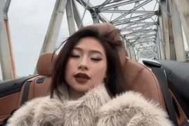 “Tiktoker tai tiếng” Louis Phạm khoe visual trên xế hộp mui trần