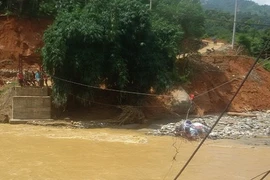 Ảnh: Hoang tàn sau lũ dữ, dân Lào Cai bơi suối vớt "lộc trời cho"