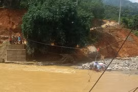 Ảnh: Hoang tàn sau lũ dữ, dân Lào Cai bơi suối vớt "lộc trời cho"