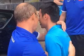 “Thầy Park” bịn rịn chia tay Hùng Dũng rời ASIAD 18