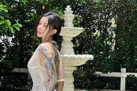 "Hot girl thang máy" mặc mỏng tang khoe hình xăm cực chất