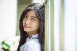 "Tóc đen dài, má lúm" hot girl Việt đẹp tựa tình đầu gây sốt