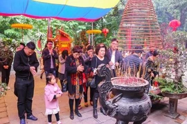 Người dân Thủ đô nô nức đi lễ Thăng Long Tứ Trấn đầu năm