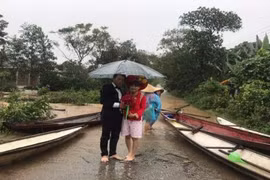 Mưa lũ mặc mưa, cô dâu bất chấp mặc quần cộc lên thuyền hoa