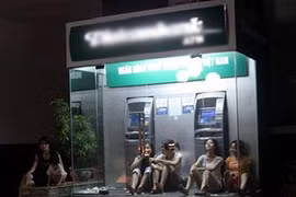 Nắng nóng đỉnh điểm, người dân trốn vào cây ATM giải nhiệt