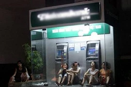 Nắng nóng đỉnh điểm, người dân trốn vào cây ATM giải nhiệt