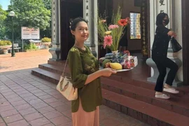 Doãn Hải My đi lễ phủ Tây Hồ, nhan sắc "mười phân vẹn mười