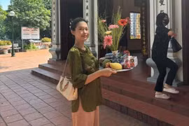 Doãn Hải My đi lễ phủ Tây Hồ, nhan sắc "mười phân vẹn mười