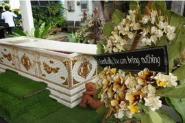 Giới trẻ Thái Lan thử nằm quan tài quán cà phê phong cách lễ tang