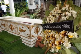 Giới trẻ Thái Lan thử nằm quan tài quán cà phê phong cách lễ tang