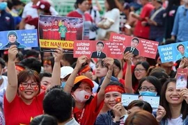 Slogan ấn tượng của fan nữ Sài Gòn đón tiếp U23 Việt Nam