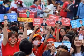 Slogan ấn tượng của fan nữ Sài Gòn đón tiếp U23 Việt Nam