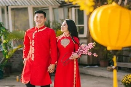 Hội cầu thủ Việt Nam mặc áo dài cách tân chúc Tết Kỷ Hợi