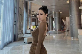 Bạn gái trung vệ Việt kiều Schmidt khoe vòng 3 "trái đào"