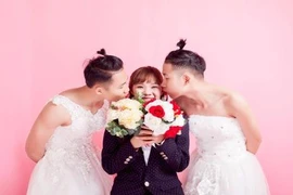 Chiều lòng chị gái, em trai mặc rách cả váy cưới để chụp ảnh