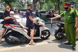 Hà Nội “mạnh tay” ra quân xử phạt người không đeo khẩu trang
