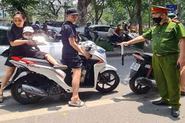 Hà Nội “mạnh tay” ra quân xử phạt người không đeo khẩu trang