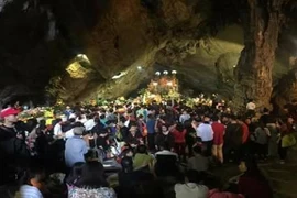 Chùa Hương ngập trong "biển người" dù chưa khai hội