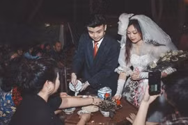 Sinh viên trường Báo “tổ chức cưới” thập niên 80, 90 ngay tại sân trường