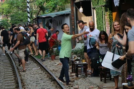 Quán cà phê bên “đường ray tử thần” ở Hà Nội đông nghẹt khách Tây