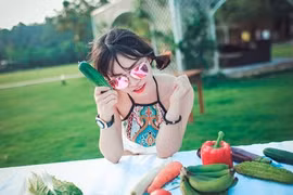 Nữ sinh chụp ảnh kỷ yếu táo bạo, tạo dáng cùng... dưa chuột