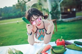 Nữ sinh chụp ảnh kỷ yếu táo bạo, tạo dáng cùng... dưa chuột