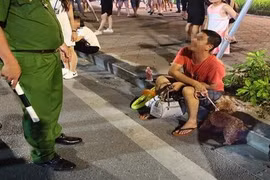 Cấm mang chó không rọ mõm vào phố đi bộ hồ Gươm, dân mạng nói gì?