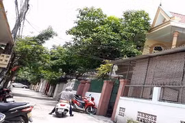 Mẹ bàng hoàng phát hiện con trai chết trong tư thế treo cổ 