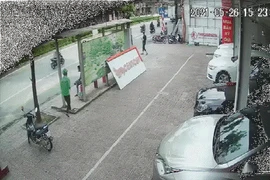 Ôtô đi ngược chiều với tốc độ cao tại Hà Nội