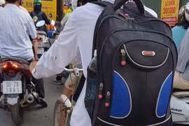 Xúc động hình ảnh nam nghèo túi to túi nhỏ, đạp xe lên phố nhập học