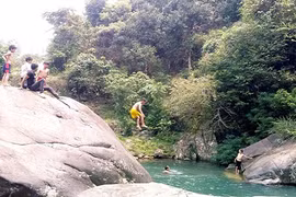 Thú vui nguy hiểm ngày hè của trẻ vùng cao