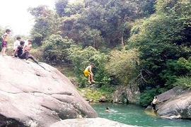 Thú vui nguy hiểm ngày hè của trẻ vùng cao