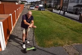 Bị kiện vì cắt cỏ, sơn hàng rào trước cửa nhà mình