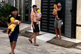 Chết cười với khoảnh khắc 3 ông bố trông con "tám chuyện" gây bão