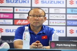 HLV đội tuyển Việt Nam dành chiếc cúp danh giá cho toàn bộ người dân