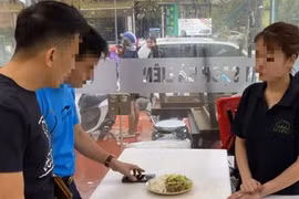 Quán cơm ở Hạ Long “đuổi khách” ngày mưa bão