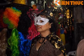 Người già, thanh niên, trẻ em... đón Halloween sớm trên phố Hàng Mã