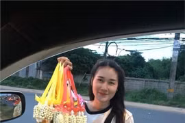 Danh tính cô gái bán hoa xinh như thiên thần khiến CĐM ráo riết truy tìm