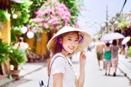 Soi item không thể thiếu của MC Khánh Vy mỗi khi đi du lịch