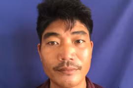 Phát hiện vợ nhắn tin, chồng liền tới nhà chém “tình địch” 