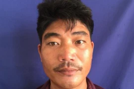 Phát hiện vợ nhắn tin, chồng liền tới nhà chém “tình địch” 