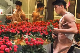 Xuất hiện “trai bán hoa” khiến chị em ùn ùn kéo đến cửa hàng 