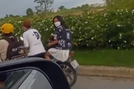 Netizen tranh cãi chàng trai dắt xe... chú ý vị trí của cô gái