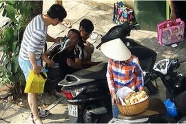 Cộng đồng mạng gay gắt với cảnh trấn lột khách du lịch tại hồ Hoàn Kiếm