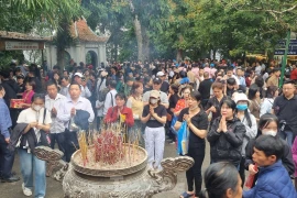 Hàng vạn người dân đổ về Đền Hùng dâng hương trong ngày đầu nghỉ lễ
