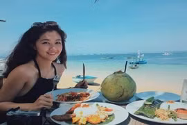 Nữ tiếp viên Hàng không Việt khổ sở vì bị nhầm là diễn viên Hàn Quốc