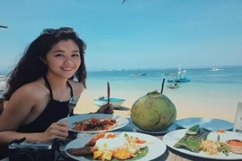 Nữ tiếp viên Hàng không Việt khổ sở vì bị nhầm là diễn viên Hàn Quốc