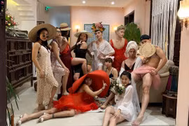 "Cười vỡ bụng" với bữa tiệc mặc đầm ngủ sexy của hội nam nhân